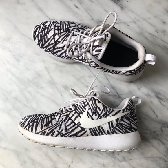 nike roshe run print black nike roshe run print black